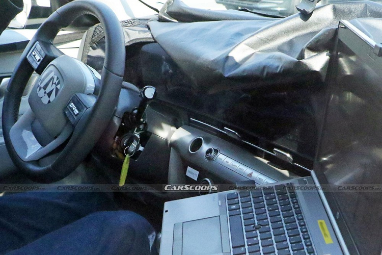 Ngoài ra, mẫu SUV cỡ B còn có cửa gió điều hòa nằm ngang bên dưới màn hình trung tâm với những điểm nhấn bằng kim loại, tương tự Hyundai Ioniq 5. Thêm vào đó là những nút bấm cơ học để chỉnh các tính năng thông tin giải trí của xe và núm xoay tăng/giảm âm lượng. Dự kiến, Hyundai Kona 2023 sẽ có 3 loại hệ truyền động, bao gồm động cơ xăng, hybrid và thuần điện.