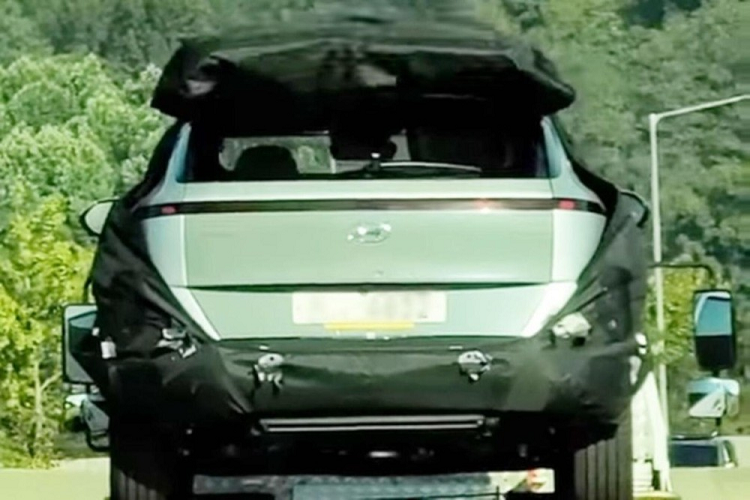 Đặc biệt, mẫu SUV cỡ B này còn được trang bị dải đèn thanh mảnh, nằm vắt ngang đuôi xe, gợi liên tưởng đến đèn LED định vị ban ngày của mẫu MPV cỡ lớn Hyundai Staria. Thiết kế này khiến khu vực phía sau của Hyundai Kona 2023 trông như rộng và bề thế hơn.