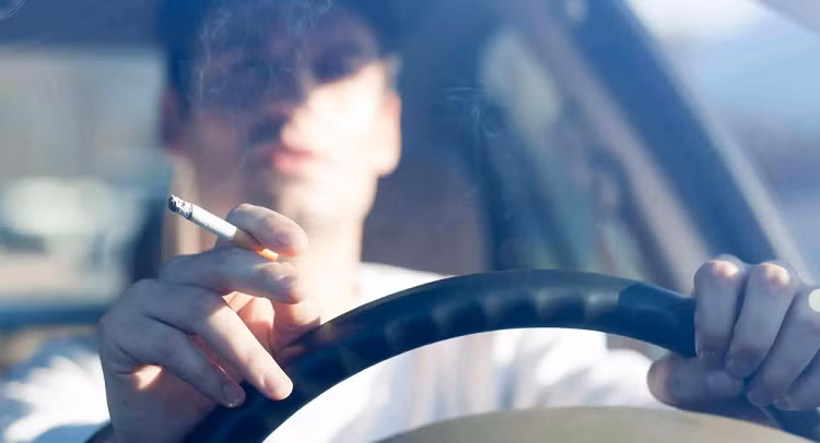 Hut thuoc trong xe oto co the se bi phat toi 75 trieu dong-Hinh-3