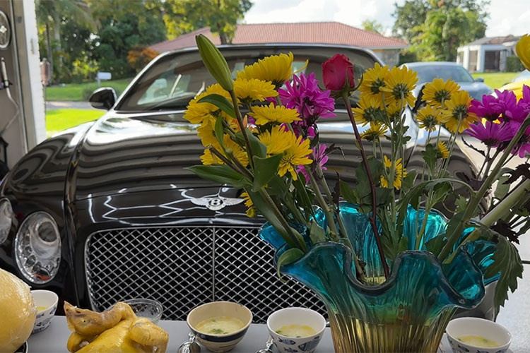 Xe được mua tại Ocean Auto Club, showroom nổi tiếng phân phối rất nhiều siêu xe, xe sang đa dạng chủng loại, đến từ các thương hiệu Mercedes-Benz, Rolls-Royce, Lamborghini, McLaren, Ferrari…