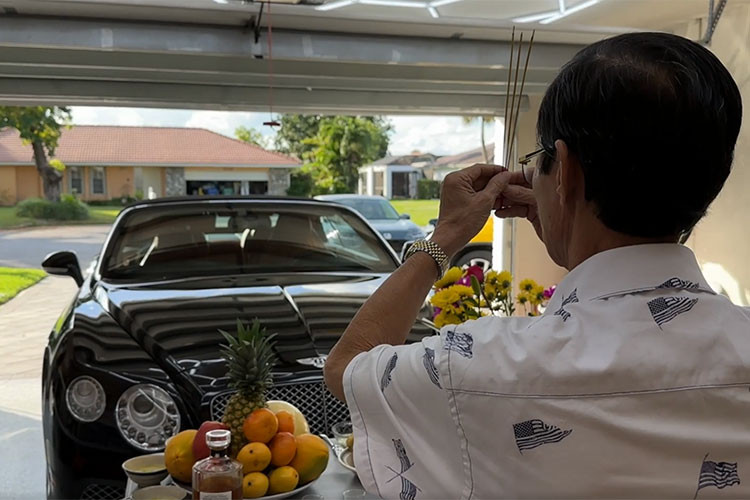 Chiếc Bentley Continental GT của Ngọc Huỳnh là phiên bản V8 Convertible với phần mui bạt có tác dụng cách nhiệt và cách âm, được xếp gọn tự động vào khoang hành lý phía sau khi không được sử dụng đến.