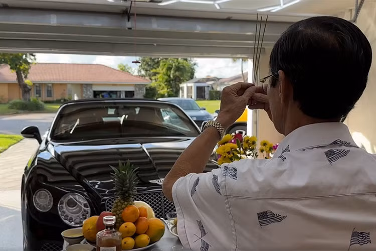 Chiếc Bentley Continental GT của Ngọc Huỳnh là phiên bản V8 Convertible với phần mui bạt có tác dụng cách nhiệt và cách âm, được xếp gọn tự động vào khoang hành lý phía sau khi không được sử dụng đến.