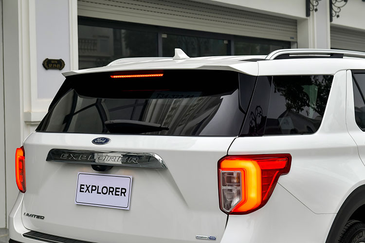 Ford Explorer thế hệ mới sở hữu bộ mâm với la-zăng đa chấu 20 inch, lốp không săm. Các đường gân dập nổi chạy dọc thân xe. Tương tự bản cũ, thế hệ mới của Explorer sở hữu thiết kế đuôi xe vuông vức. Ống xả kép đối xứng với cản sau ốp tấm thép.