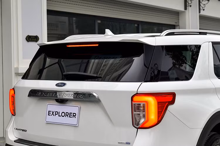 Ford Explorer thế hệ mới sở hữu bộ mâm với la-zăng đa chấu 20 inch, lốp không săm. Các đường gân dập nổi chạy dọc thân xe. Tương tự bản cũ, thế hệ mới của Explorer sở hữu thiết kế đuôi xe vuông vức. Ống xả kép đối xứng với cản sau ốp tấm thép.