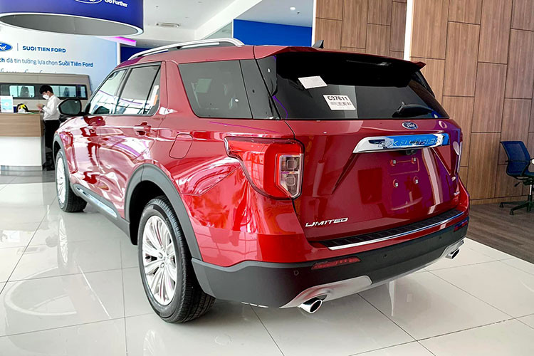 Về truyền động, Ford Explorer 2023 sử dụng động cơ EcoBoost V6 2.3L tăng áp, sản sinh công suất 301 mã lực và 432 Nm mô-men xoắn. Sức mạnh này được truyền xuống cả 4 bánh (4WD) thông qua hộp số tự động 10 cấp. Xe có chế độ lái dành riêng cho off-road.