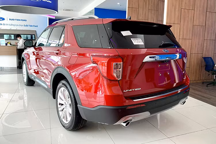 Về truyền động, Ford Explorer 2023 sử dụng động cơ EcoBoost V6 2.3L tăng áp, sản sinh công suất 301 mã lực và 432 Nm mô-men xoắn. Sức mạnh này được truyền xuống cả 4 bánh (4WD) thông qua hộp số tự động 10 cấp. Xe có chế độ lái dành riêng cho off-road.