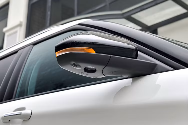 Xây dựng trên kết cấu unibody mới, Ford Explorer 2022 nhẹ hơn 90 kg so với thế hệ tiền nhiệm. Trục cơ sở tăng từ 2.866 mm lên 3.025 mm, tạo điều kiện bố trí không gian nội thất thoải mái hơn cho người ngồi.