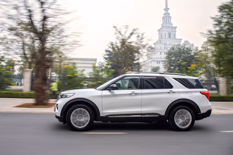 Mặc dù bị cắt trang bị, nhưng Ford Việt Nam không thay đổi giá bán Explorer. Mức giá xe Ford Explorer 2023 đề xuất 2,399 tỷ đồng. Trên thực tế, đây là mức giá đã tăng thêm 33 triệu đồng so với đề xuất 2,366 tỷ đồng hồi đầu năm 2022. Giá thực tế hiện tại có thể chênh 150-200 triệu đồng ở đại lý nếu khách hàng muốn có suất nhận xe sớm.