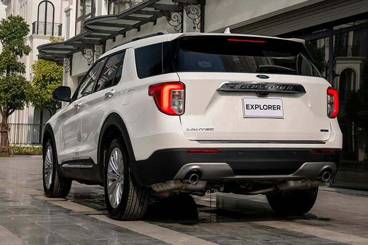 Ford Explorer thế hệ mới sở hữu diện mạo hiện đại và khỏe khoắn hơn. Mặt ca-lăng dạng lưới nối liền với dải đèn pha LED cỡ lớn. Cản trước trang bị tấm thép bảo vệ, mạ crôm.
