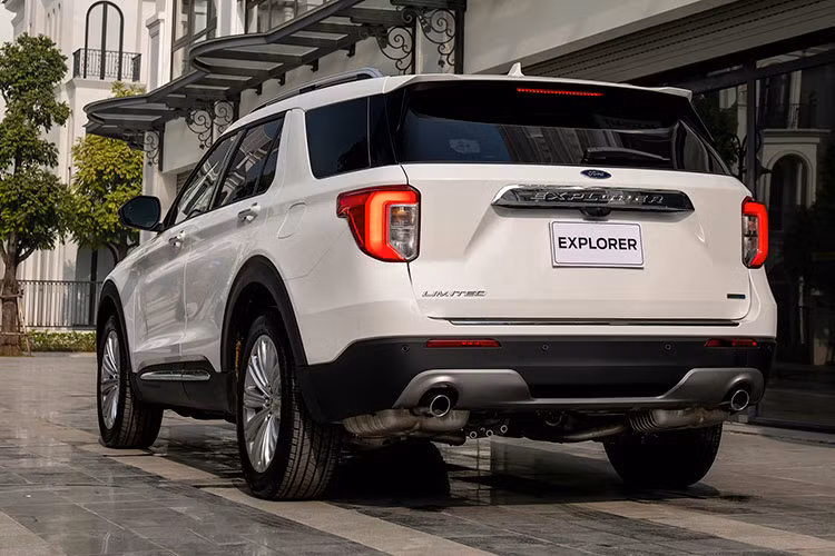 Ford Explorer thế hệ mới sở hữu diện mạo hiện đại và khỏe khoắn hơn. Mặt ca-lăng dạng lưới nối liền với dải đèn pha LED cỡ lớn. Cản trước trang bị tấm thép bảo vệ, mạ crôm.