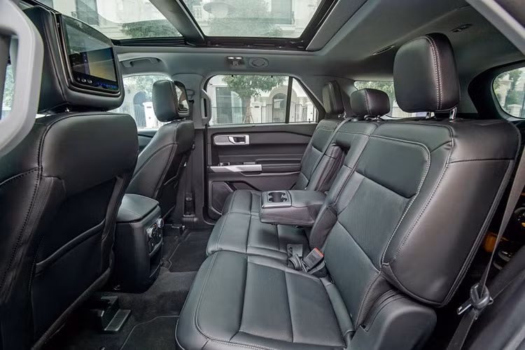 Các trang bị an toàn đáng chú ý trên Ford Explorer 2023 tại Việt Nam là 8 túi khí, hệ thống cân bằng điện tử, hệ thống chống bó cứng phanh ABS, BA, EBD,...