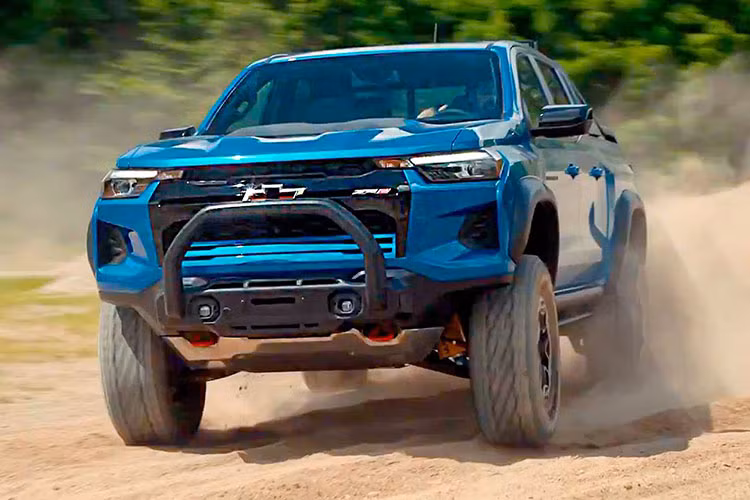 Tuy nhiên với việc xe Chevrolet Colorado 2023 đã có giá bán tại Mỹ với con số khởi điểm từ 793 triệu đồng, khá đắt đỏ nên sẽ hiếm có ai chấp nhận nhập về, nếu có, phải là tín đồ thật sự và không quan tâm, so sánh về giá với các xe bán tải khác đang được bán chính hãng trong nước.