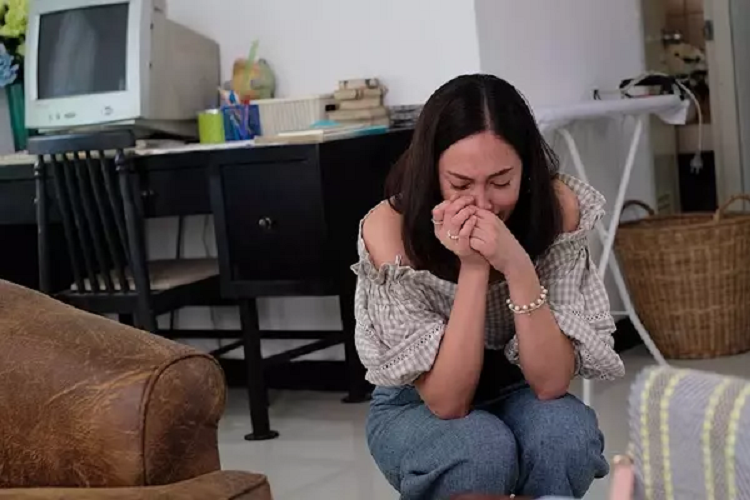 Phat hien bi 'cam sung', chong doi tien duoi vo bau ra khoi nha-Hinh-2