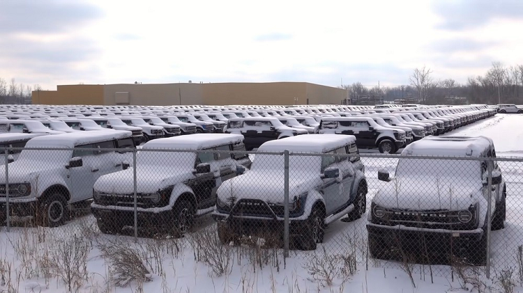 Thieu logo, hang loat oto Ford khong kip giao cho khach hang-Hinh-3