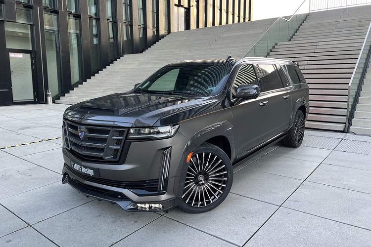 Gói độ mới của Larte Design có tên là Esthete, nó được dành riêng cho Cadillac Escalade 2022 mới nhất, bộ phụ kiện bao gồm nhiều chi tiết sợi carbon, nổi bật nhất là lưới tản nhiệt hầm hố phía trước với các thanh và phần lưới được thiết kế lại.
