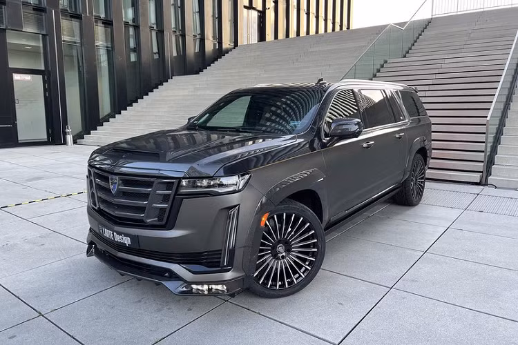 Gói độ mới của Larte Design có tên là Esthete, nó được dành riêng cho Cadillac Escalade 2022 mới nhất, bộ phụ kiện bao gồm nhiều chi tiết sợi carbon, nổi bật nhất là lưới tản nhiệt hầm hố phía trước với các thanh và phần lưới được thiết kế lại.