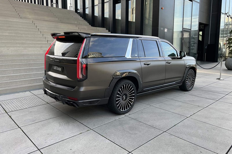 Escalade Esthete còn có nắp ca-pô sợi carbon hoàn toàn mới, bổ sung hốc hút gió cỡ lớn giúp tăng khả năng làm mát động cơ. 