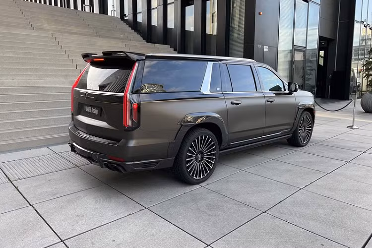 Escalade Esthete còn có nắp ca-pô sợi carbon hoàn toàn mới, bổ sung hốc hút gió cỡ lớn giúp tăng khả năng làm mát động cơ. 