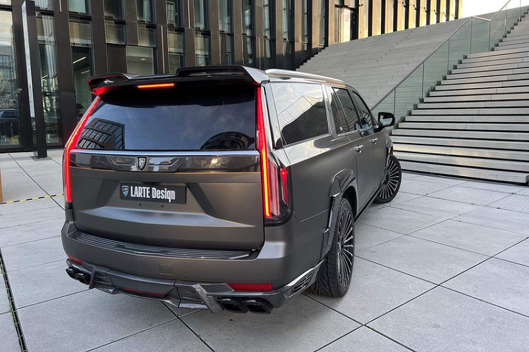 Làm tròn các nâng cấp là ốp gương cửa bằng sợi carbon, bộ la-zăng 24 inch và các huy hiệu Larte Design ở thân xe.
