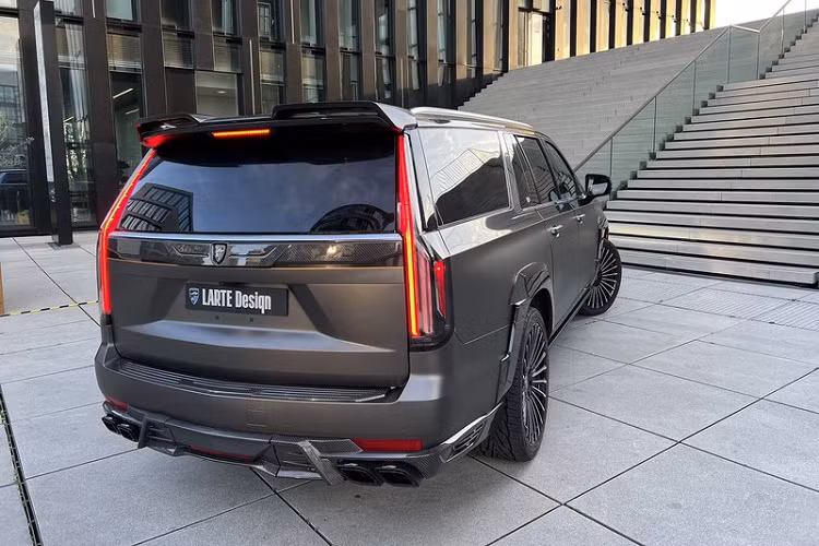 Làm tròn các nâng cấp là ốp gương cửa bằng sợi carbon, bộ la-zăng 24 inch và các huy hiệu Larte Design ở thân xe.