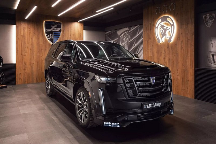 Hãng độ cho biết họ mất khoảng 6 giờ để lắp đặt gói phụ kiện Esthete cho Cadillac Escalade thế hệ mới nhất. Chiếc trong bài đã được bổ sung dàn đèn LED đầy màu sắc bên ngoài khiến chiếc SUV trở nên vô cùng nổi bật.