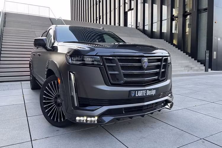 Để tăng thêm sự mạnh mẽ cho chiếc SUV cỡ lớn Cadillac Escalade 2022 độ Larte Design, bộ chia gió phía trước của xe cũng được thay bằng loại sợi carbon tích hợp cặp đèn sương mù thấu kính đôi.