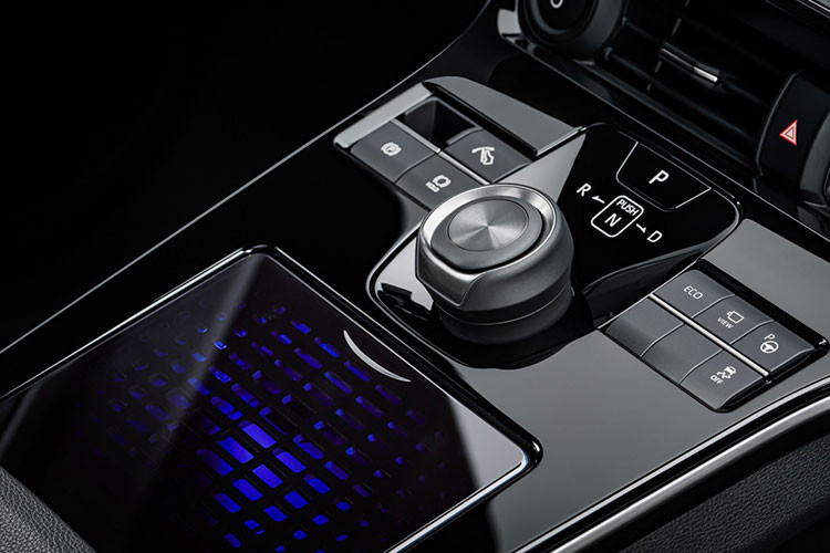 Nội thất của bản Limited cũng sang trọng hơn với vô lăng bọc da, ghế bọc SofTex có tính năng sưởi/làm mát, ghế lái chỉnh điện 8 hướng, khóa kỹ thuật số cho phép người lái mở/khóa cửa bằng điện thoại thông minh, camera 360 độ, hệ thống âm thanh JBL 9 loa với loa trầm và âm ly.