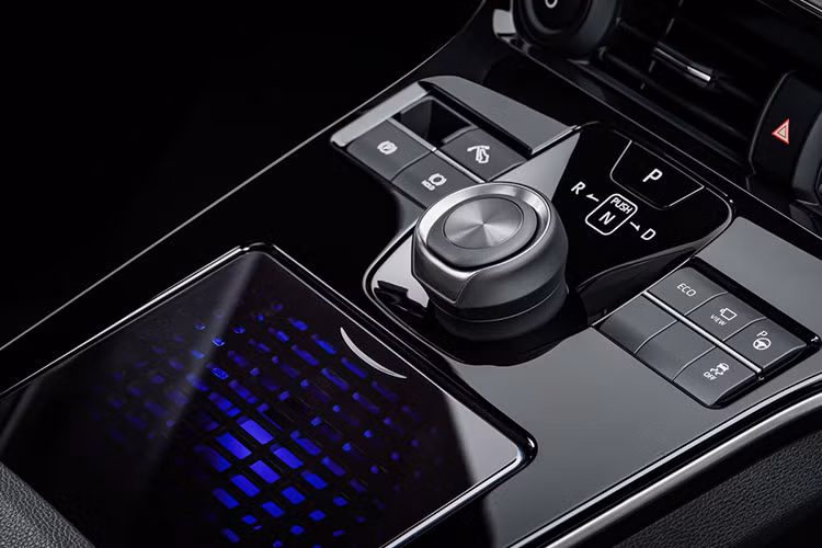 Nội thất của bản Limited cũng sang trọng hơn với vô lăng bọc da, ghế bọc SofTex có tính năng sưởi/làm mát, ghế lái chỉnh điện 8 hướng, khóa kỹ thuật số cho phép người lái mở/khóa cửa bằng điện thoại thông minh, camera 360 độ, hệ thống âm thanh JBL 9 loa với loa trầm và âm ly.