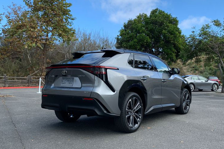 Tại thị trường Mỹ, giá xe Toyota bZ4X 2023 được bán với mức khởi điểm từ 42.000 USD, chưa bao gồm chi phí vận chuyển, giao xe và chưa trừ ưu đãi của chính phủ cũng như chính quyền bang. Bỏ ra số tiền này, khách hàng Mỹ sẽ nhận về Toyota bZ4X 2023 bản XLE tiêu chuẩn.