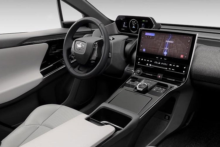 Chưa hết, bản tiêu chuẩn của mẫu SUV thuần điện này còn có vô lăng bọc da, ghế bọc nỉ/SofTex, sạc điện thoại thông minh không dây, điều hòa tự động 2 vùng độc lập, hệ thống âm thanh 6 loa và 5 cổng USB. Trong khi đó, sưởi vô lăng và sưởi ghế là trang bị tùy chọn cho xe.