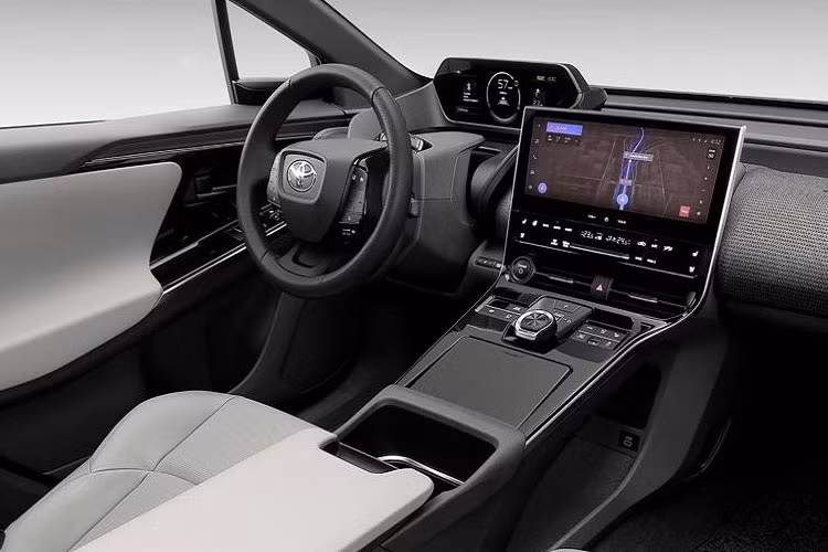 Chưa hết, bản tiêu chuẩn của mẫu SUV thuần điện này còn có vô lăng bọc da, ghế bọc nỉ/SofTex, sạc điện thoại thông minh không dây, điều hòa tự động 2 vùng độc lập, hệ thống âm thanh 6 loa và 5 cổng USB. Trong khi đó, sưởi vô lăng và sưởi ghế là trang bị tùy chọn cho xe.