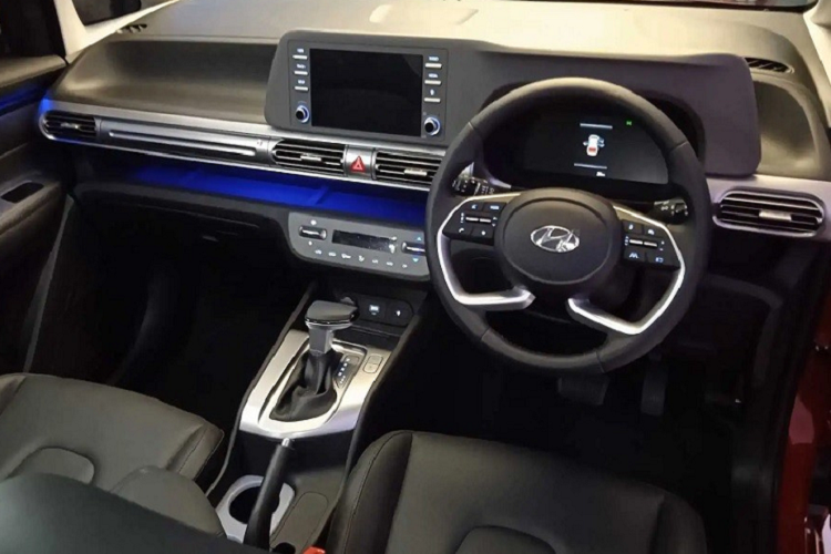 Có thể nói, Hyundai Stargazer là một trong những mẫu xe mới ra mắt được quan tâm nhất tại thị trường Indonesia trong thời gian qua. Nguyên nhân một phần bắt nguồn từ thiết kế gây tranh cãi của mẫu xe này. Trong đó, thiết kế đầu xe gợi liên tưởng đến đàn anh Hyundai Staria.