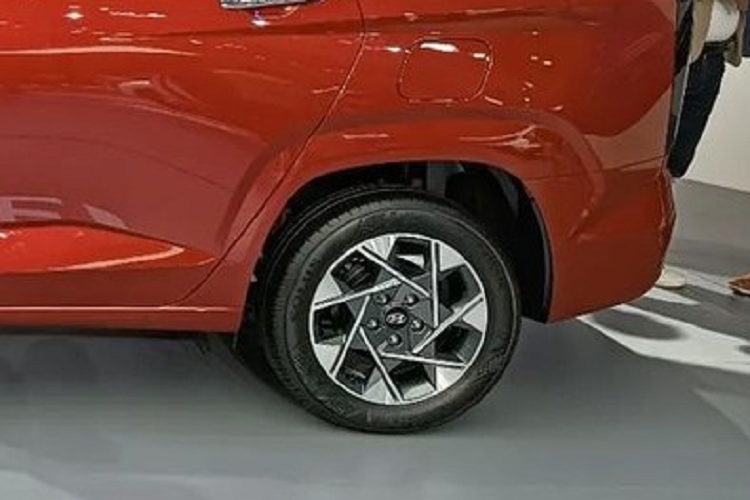 Tiếp đến là Hyundai Creta (1.191 xe) và Ioniq 5 (339 xe). Ngoài 3 mẫu xe này, hãng Hyundai còn trưng bày tổng cộng 22 sản phẩm khác như Staria và Santa Fe trong triển lãm GIIAS năm nay. Chưa hết, hãng Hyundai còn "ẵm" một số giải thưởng sau triển lãm này như giải MPV hyundai Stargazer được yêu thích nhất và giải xe ôtô điện được yêu thích nhất thuộc về Ioniq 5.