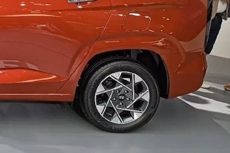 Tiếp đến là Hyundai Creta (1.191 xe) và Ioniq 5 (339 xe). Ngoài 3 mẫu xe này, hãng Hyundai còn trưng bày tổng cộng 22 sản phẩm khác như Staria và Santa Fe trong triển lãm GIIAS năm nay. Chưa hết, hãng Hyundai còn "ẵm" một số giải thưởng sau triển lãm này như giải MPV hyundai Stargazer được yêu thích nhất và giải xe ôtô điện được yêu thích nhất thuộc về Ioniq 5.