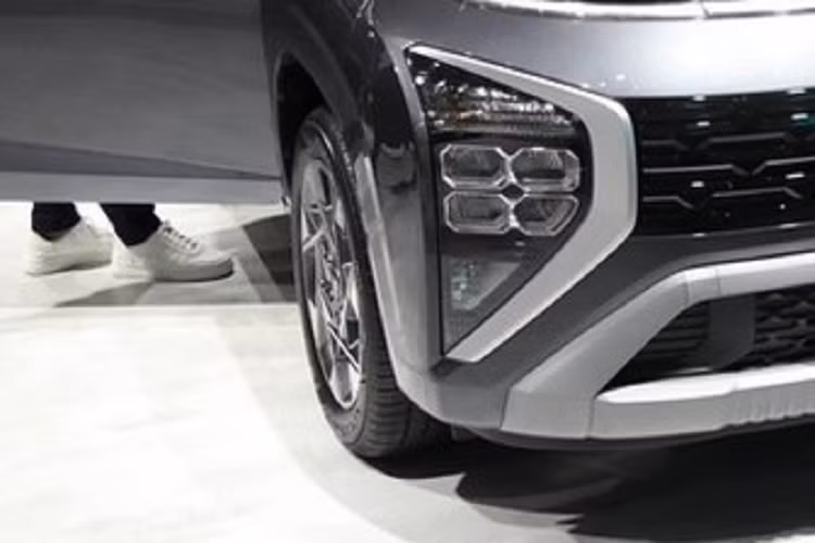 So với thương hiệu cùng tập đoàn Hyundai, Kia bán được ít xe hơn trong triển lãm GIIAS năm nay. Theo đó, Kia chỉ bán được tổng cộng 947 chiếc xe cho khách hàng Indonesia trong sự kiện này. 2 mẫu xe bán chạy nhất của Kia tại triển lãm là Carens và Sonet. Tuy nhiên, hãng Kia không công bố doanh số cụ thể của 2 mẫu xe này.