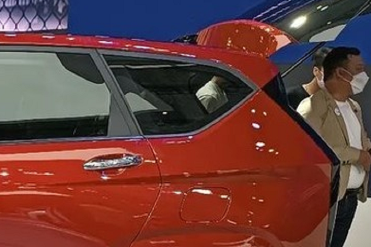 Xe cũng được trang bị hệ thống cảnh báo điểm mù, cảnh báo phương tiện cắt ngang khi lùi, camera lùi, cảnh báo khoảng cách đỗ xe khi lùi, cảnh báo còn hành khách trên hàng ghế sau, cảnh báo va chạm khi mở cửa và cảnh báo áp suất lốp. 