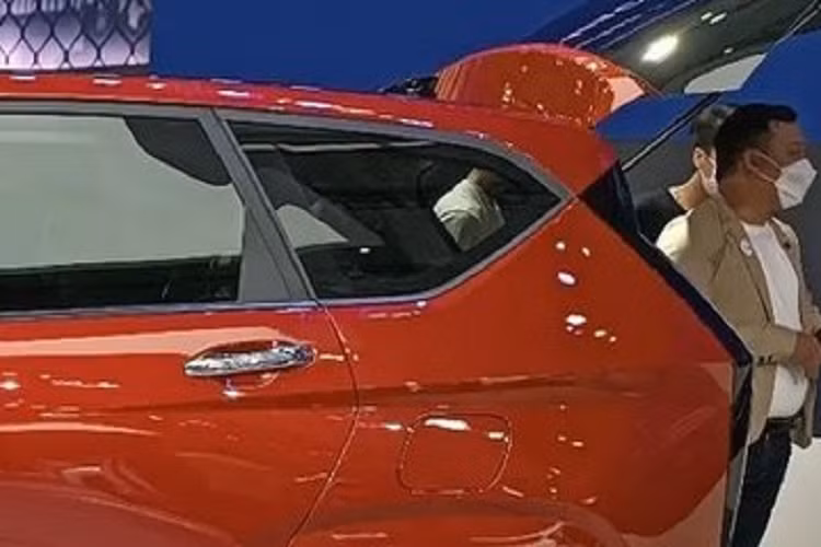 Xe cũng được trang bị hệ thống cảnh báo điểm mù, cảnh báo phương tiện cắt ngang khi lùi, camera lùi, cảnh báo khoảng cách đỗ xe khi lùi, cảnh báo còn hành khách trên hàng ghế sau, cảnh báo va chạm khi mở cửa và cảnh báo áp suất lốp. 