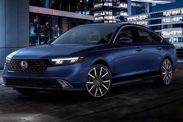 Trên đầu xe, mẫu sedan hạng D này được trang bị lưới tản nhiệt hình lục giác mới với mắt lưới hình quả trám sơn màu đen. Nằm hai bên lưới tản nhiệt là cặp đèn pha LED thanh mảnh và sắc sảo hơn đồng thời được đặt sâu bên trong hốc. Ngoài ra, đèn pha còn tích hợp dải đèn LED định vị ban ngày mới.