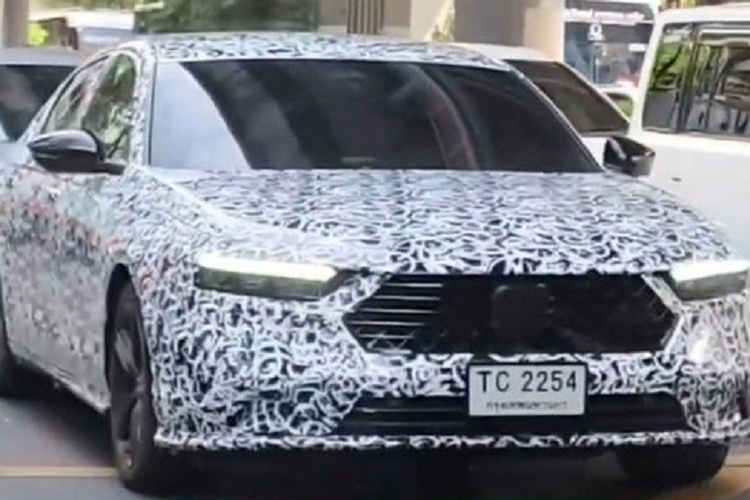 Đằng sau, Honda Accord 2023 gây ấn tượng bằng cụm đèn hậu LED nằm vắt ngang đuôi xe và cánh gió nhỏ tích hợp vào nắp cốp. Trong khi đó, cản sau của xe có thiết kế khá đơn giản, tích hợp 2 đèn phản quang nằm ngang và ống xả được giấu kín gọn gàng.Đáng tiếc là chưa có hình ảnh chụp nội thất của Honda Accord 2023 chạy thử tại Thái Lan.