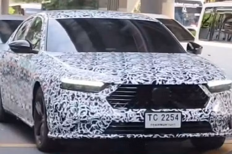 Đằng sau, Honda Accord 2023 gây ấn tượng bằng cụm đèn hậu LED nằm vắt ngang đuôi xe và cánh gió nhỏ tích hợp vào nắp cốp. Trong khi đó, cản sau của xe có thiết kế khá đơn giản, tích hợp 2 đèn phản quang nằm ngang và ống xả được giấu kín gọn gàng.Đáng tiếc là chưa có hình ảnh chụp nội thất của Honda Accord 2023 chạy thử tại Thái Lan.