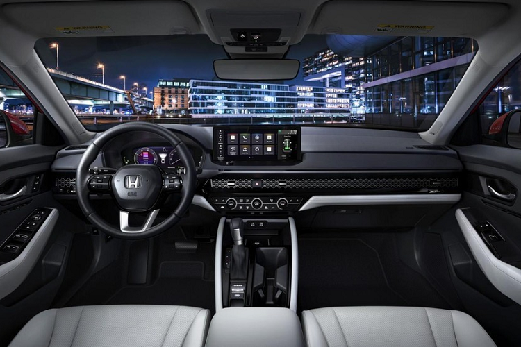 Bên cạnh đó là cửa gió điều hòa kéo dài trên mặt táp-lô, trang trí bằng tấm lưới, cần số nâng cấp và ghế trước mới. Đằng sau là ghế có khoảng duỗi chân rộng rãi, lên đến 1.036 mm, tăng 10 mm so với trước. Trong khi đó, khoang hành lý của xe có thể tích 473 lít, được khẳng định là rộng nhất phân khúc. Đặc biệt, Honda Accord 2023 còn có gói công nghệ an toàn chủ động Honda Sensing nâng cấp với camera 90 độ mới.
