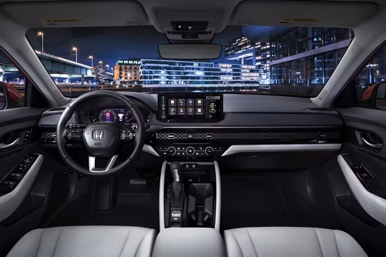 Bên cạnh đó là cửa gió điều hòa kéo dài trên mặt táp-lô, trang trí bằng tấm lưới, cần số nâng cấp và ghế trước mới. Đằng sau là ghế có khoảng duỗi chân rộng rãi, lên đến 1.036 mm, tăng 10 mm so với trước. Trong khi đó, khoang hành lý của xe có thể tích 473 lít, được khẳng định là rộng nhất phân khúc. Đặc biệt, Honda Accord 2023 còn có gói công nghệ an toàn chủ động Honda Sensing nâng cấp với camera 90 độ mới.