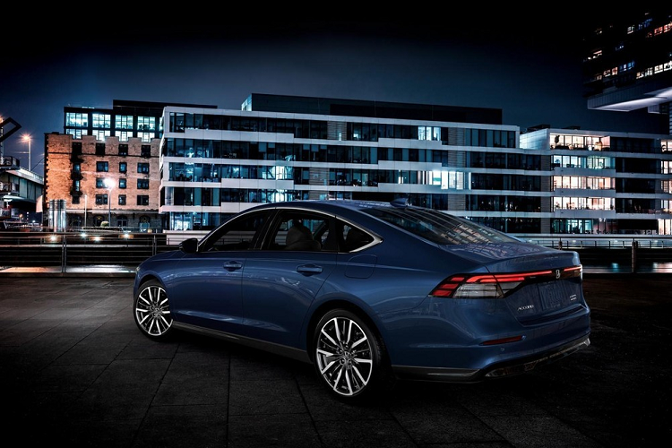 Gói này bao gồm hệ thống phát hiện điểm mù có thể phát hiện vật thể ở khoảng cách 25 m, hệ thống kiểm soát hành trình thích ứng và hỗ trợ giữ làn đường cải tiến cũng như hệ thống giữ làn đường ở tốc độ thấp. Hiện chưa rõ Honda Accord 2023 dành cho Thái Lan sẽ sử dụng động cơ nào. Trong khi đó, tại Mỹ, xe có 2 tùy chọn động cơ.