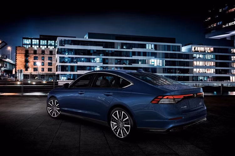 Gói này bao gồm hệ thống phát hiện điểm mù có thể phát hiện vật thể ở khoảng cách 25 m, hệ thống kiểm soát hành trình thích ứng và hỗ trợ giữ làn đường cải tiến cũng như hệ thống giữ làn đường ở tốc độ thấp. Hiện chưa rõ Honda Accord 2023 dành cho Thái Lan sẽ sử dụng động cơ nào. Trong khi đó, tại Mỹ, xe có 2 tùy chọn động cơ.