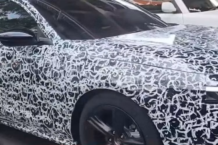 Tuy nhiên, sẽ không ngạc nhiên nếu xe cũng có thiết kế nội thất như Honda Accord 2023 tại Mỹ. Bên trong mẫu xe này là không gian nội thất tạo cảm giác quen thuộc vì thiết kế khá giống với Honda Civic mới. Xe có bảng đồng hồ kỹ thuật số 10,2 inch và màn hình cảm ứng trung tâm nằm độc lập trên mặt táp-lô.