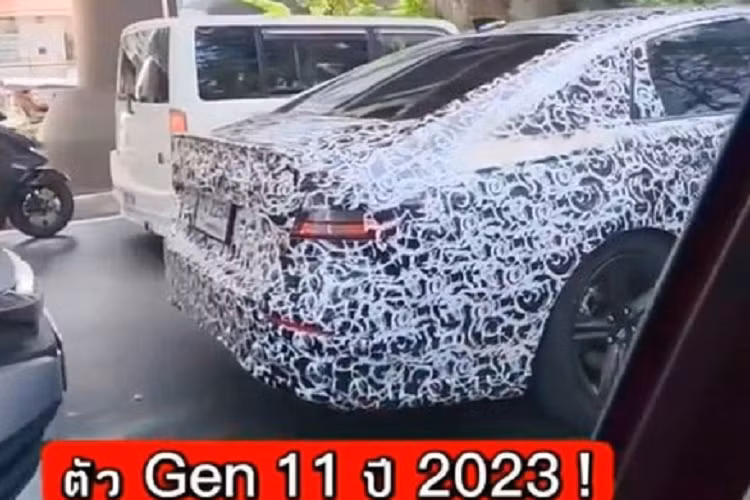 Khi xuất hiện trên đường phố, chiếc xe đã được ngụy trang kỹ càng. Tuy nhiên, những người yêu thích xe vẫn có thể nhận ra đây chính là Honda Accord 2023. Qua những hình ảnh chụp trên đường phố Thái Lan, có thể thấy chiếc xe này có thiết kế về cơ bản là giống với Honda Accord 2023 dành cho thị trường Mỹ.