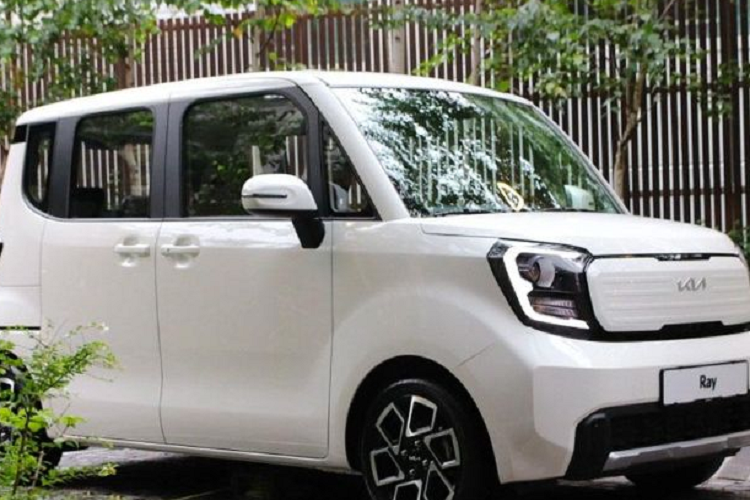 Trong khi đó, những trang bị an toàn của Kia Ray Gravity 2023 bao gồm hệ thống giữ làn đường, hỗ trợ tránh va chạm vì điểm mù ở phía sau, hỗ trợ đèn pha, hệ thống kiểm soát hành trình, hỗ trợ tránh va chạm với phương tiện cắt ngang khi lùi và cảnh báo va chạm khi hành khách mở cửa.