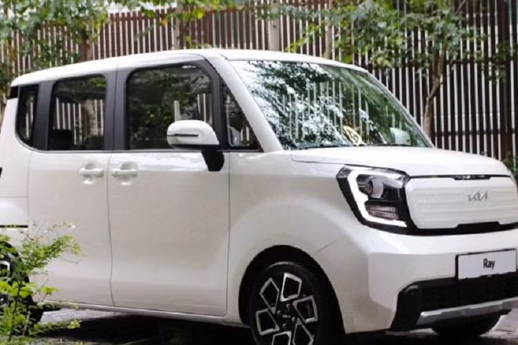 Trong khi đó, những trang bị an toàn của Kia Ray Gravity 2023 bao gồm hệ thống giữ làn đường, hỗ trợ tránh va chạm vì điểm mù ở phía sau, hỗ trợ đèn pha, hệ thống kiểm soát hành trình, hỗ trợ tránh va chạm với phương tiện cắt ngang khi lùi và cảnh báo va chạm khi hành khách mở cửa.