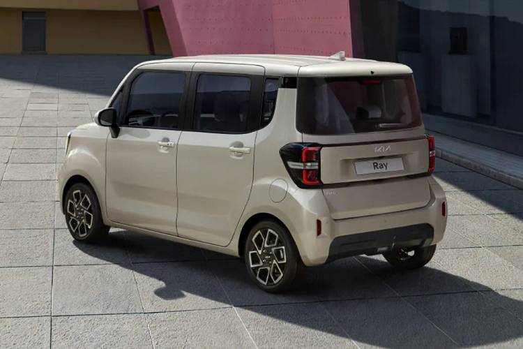 Tại thị trường Hàn Quốc, giá xe Kia Ray Gravity 2023 bán ra từ 18,15 triệu Won (khoảng 336 triệu đồng). Như vậy, mẫu xe này rẻ hơn cả Kia Morning đang bán tại Việt Nam. Mới đây, Kia Morning đã tăng giá lên mức từ 344 - 474 triệu đồng.
