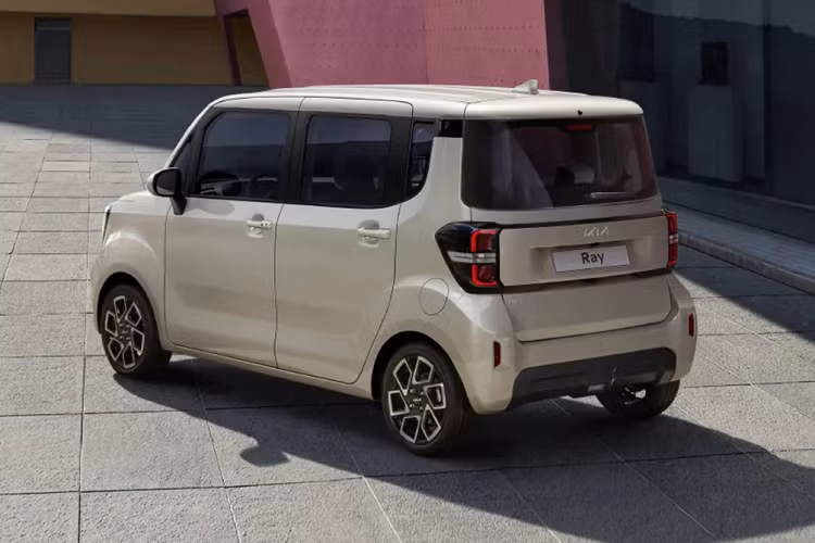 Tại thị trường Hàn Quốc, giá xe Kia Ray Gravity 2023 bán ra từ 18,15 triệu Won (khoảng 336 triệu đồng). Như vậy, mẫu xe này rẻ hơn cả Kia Morning đang bán tại Việt Nam. Mới đây, Kia Morning đã tăng giá lên mức từ 344 - 474 triệu đồng.